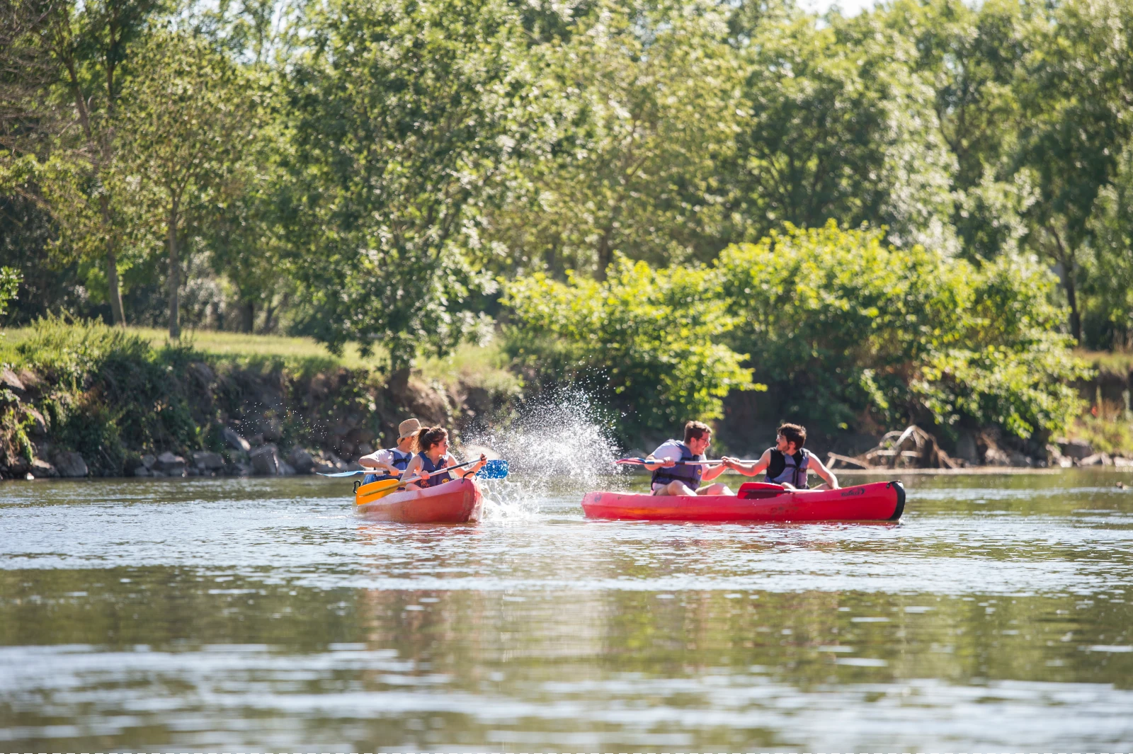 Canoe_Auvergne_famille_jeu_arroser_eclabousser