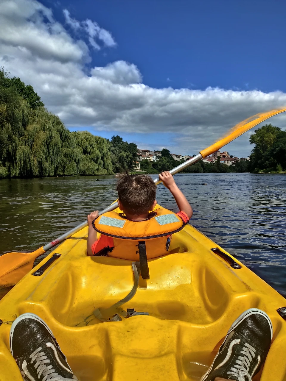 Canoë_enfant de dos_Pont du chateau_Auvergne