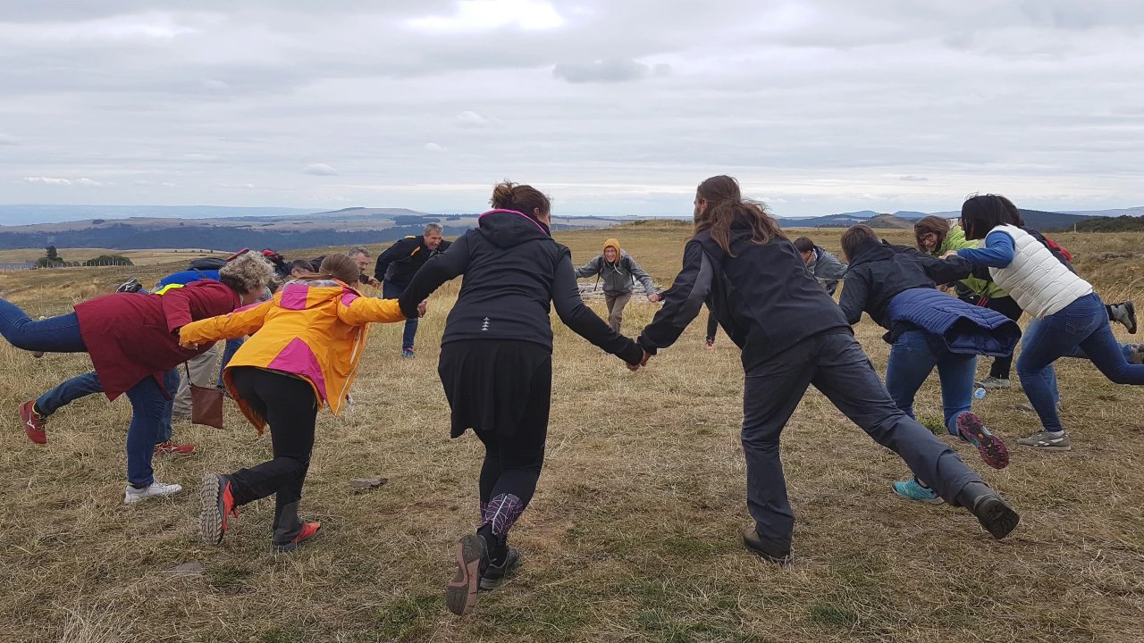 Auvergne seminaire_Cercle_Echauffement_Balade_a pied_cohésion_nature
