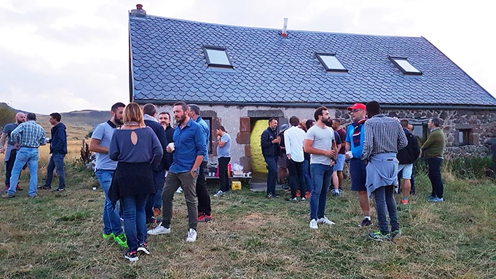 Auvergne séminaire_Groupe_Pro_Etudiants_Buron_aperitif_nature_exterieur