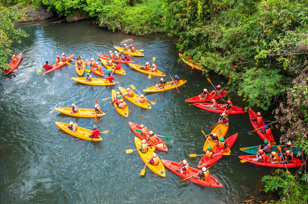 Canoe_Auvergne Loisirs_groupe_adultes_jeunes_nombreux canoes_vue aerienne