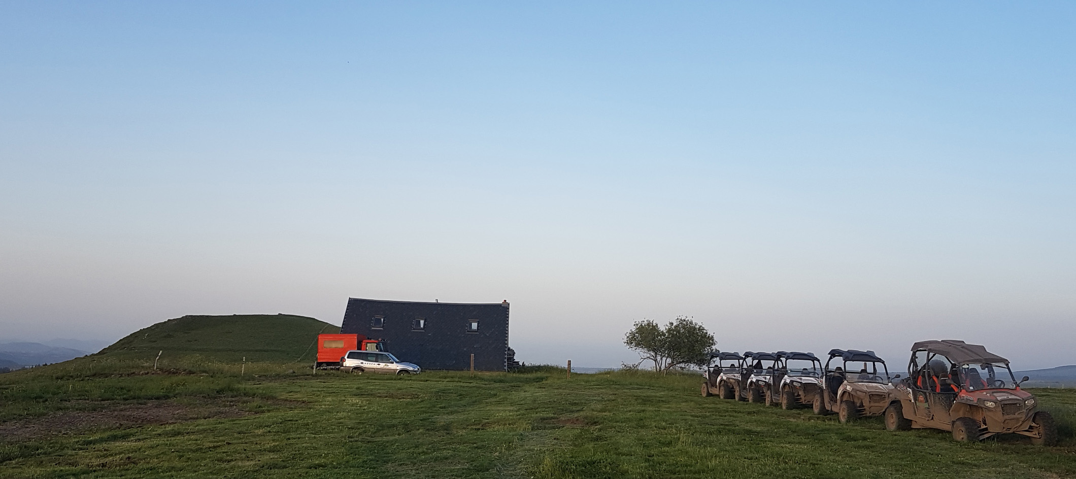 Buggy_garés_Séminaire_ devant_buron_coucher de soleil