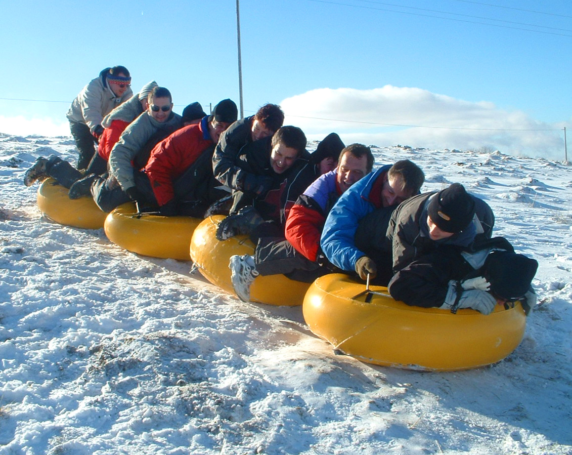 tubbing_groupe_snake_hiver_neige_seminaire_auvergne_loisirs