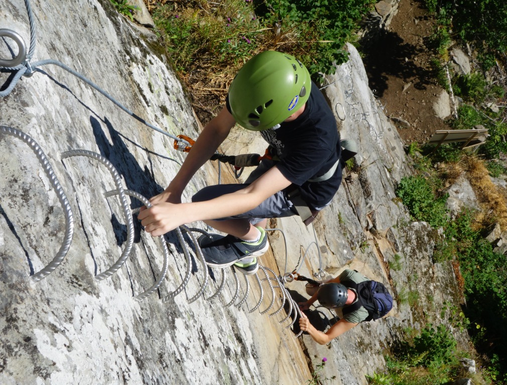 via-ferrata_montee_barreaux_echelle_paroi