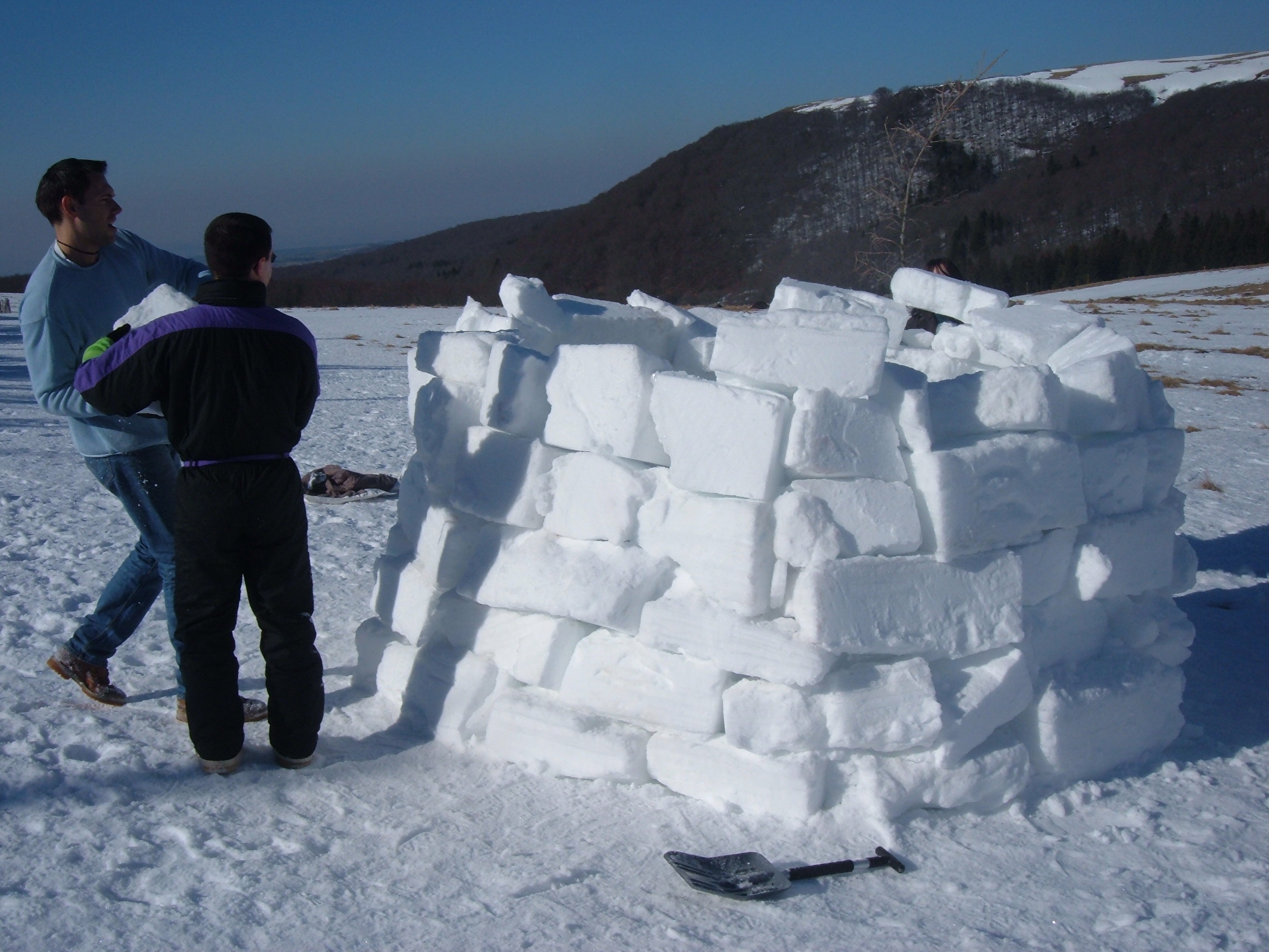 Igloo_blocs_construction_en cours_hiver_neige_seminaire_team-building