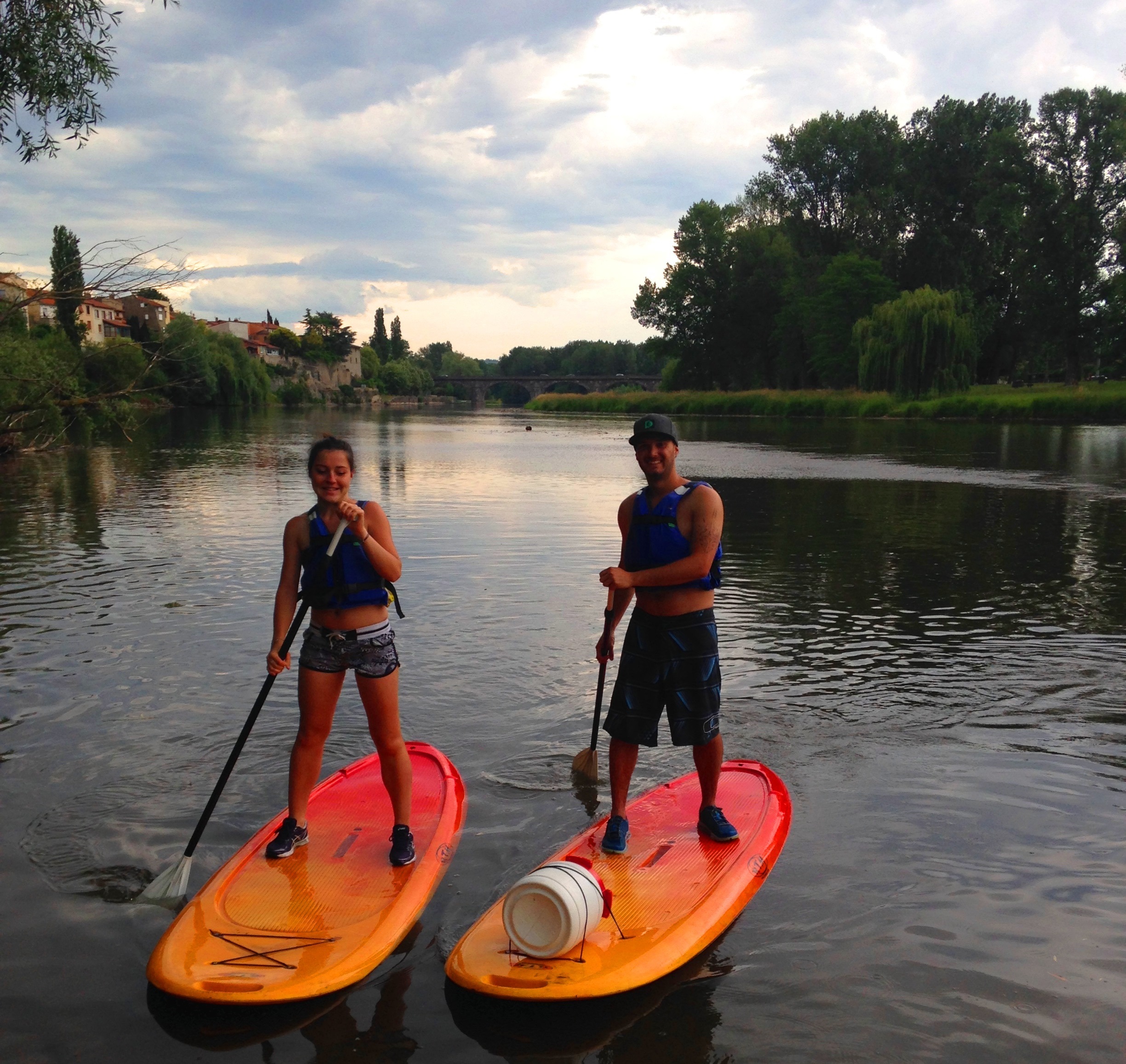 sup_stand-up-paddle_couple_coucher_soleil_pont-du-chateau