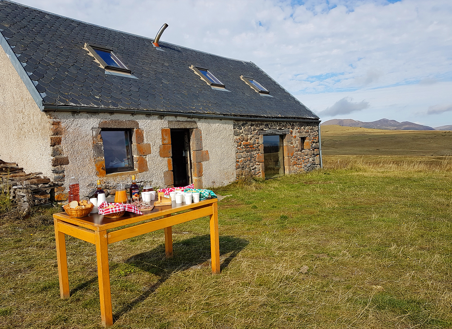Buron_apéritif_collation_pause_gourmande_table_exterieure_seminaire_auvergne loisirs