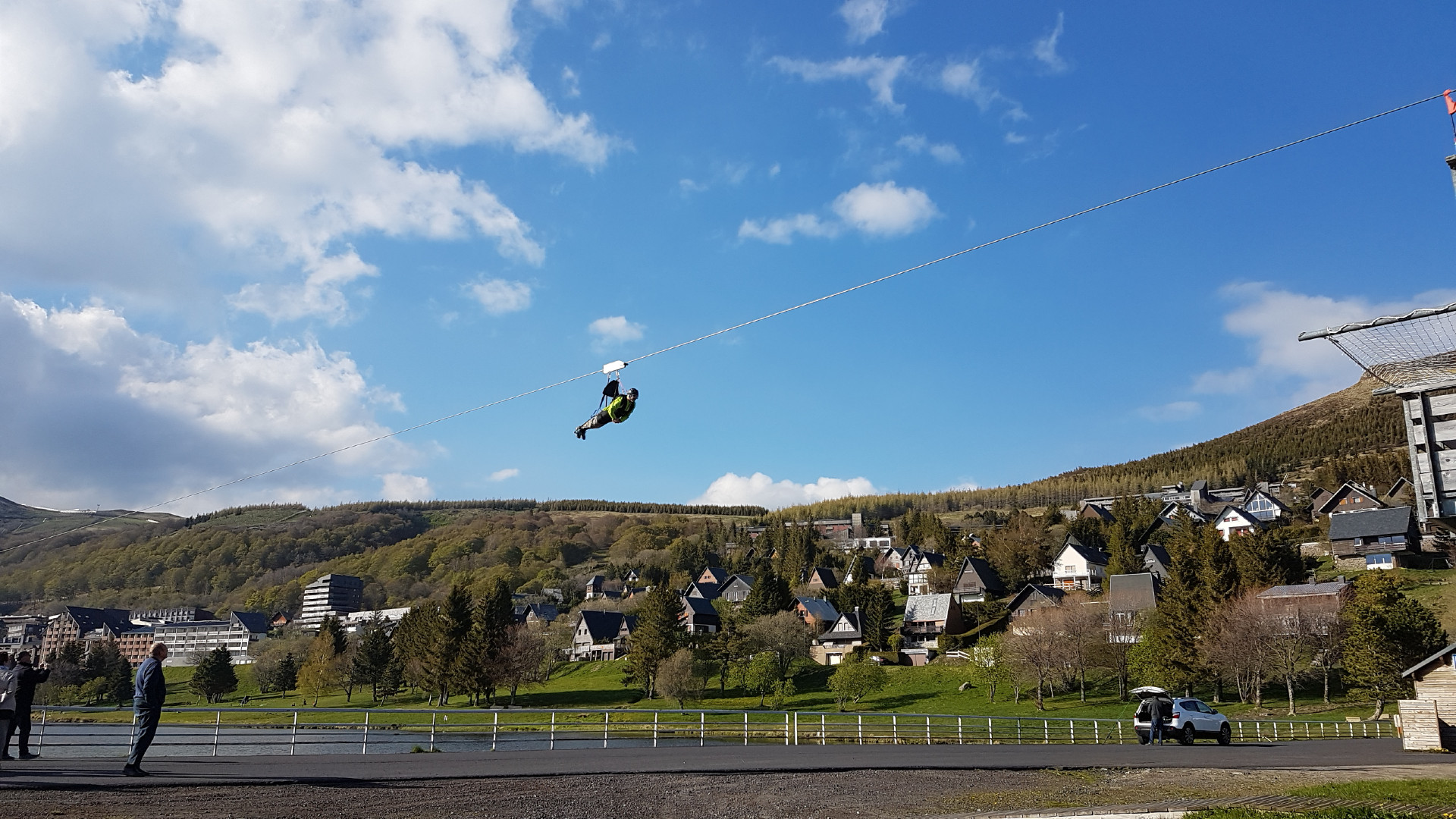 tyrolienne_super-besse_lac_ciel bleu_Auvergne Loisirs_ete